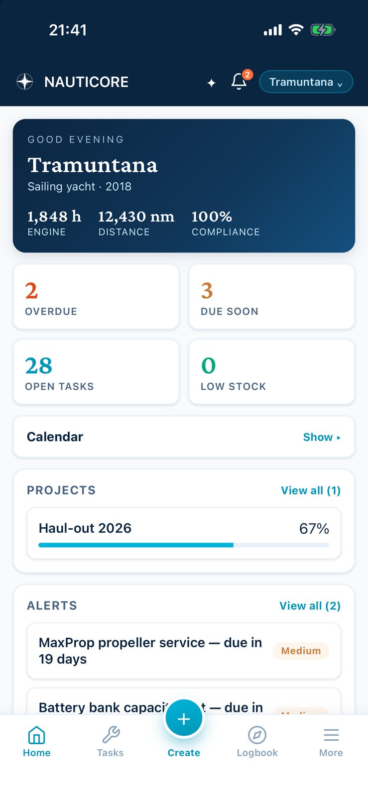La app móvil de NAUTICORE en un iPhone: un velero con dos tareas vencidas, tres próximas, cumplimiento completo y un proyecto de varada a dos tercios.